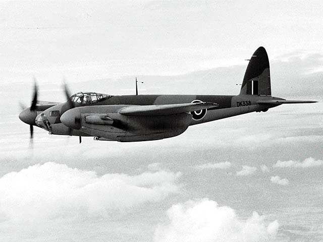 تخته چند لا و بمب افکن پشه انگلیسی de Havilland Mosquito